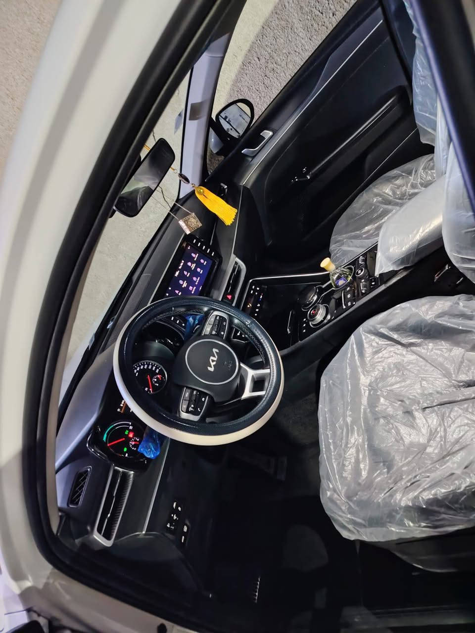 كي فايف 2023 فول مواصفات ما عده الفتحه السياره خليجي رقم بغداد  تشغيل عن بعد  الساره ما ناقصه اي شي  السياره احلا من الصور  السياره ماشيه 33   قابلا الزياده السياره نضامين  هاربد وبانزين  مكاني بغداد ابو غريب الحصوه النصر وسلام  السعر 220 وبيه مجال لطيبين  رقم الهاتف ***********
