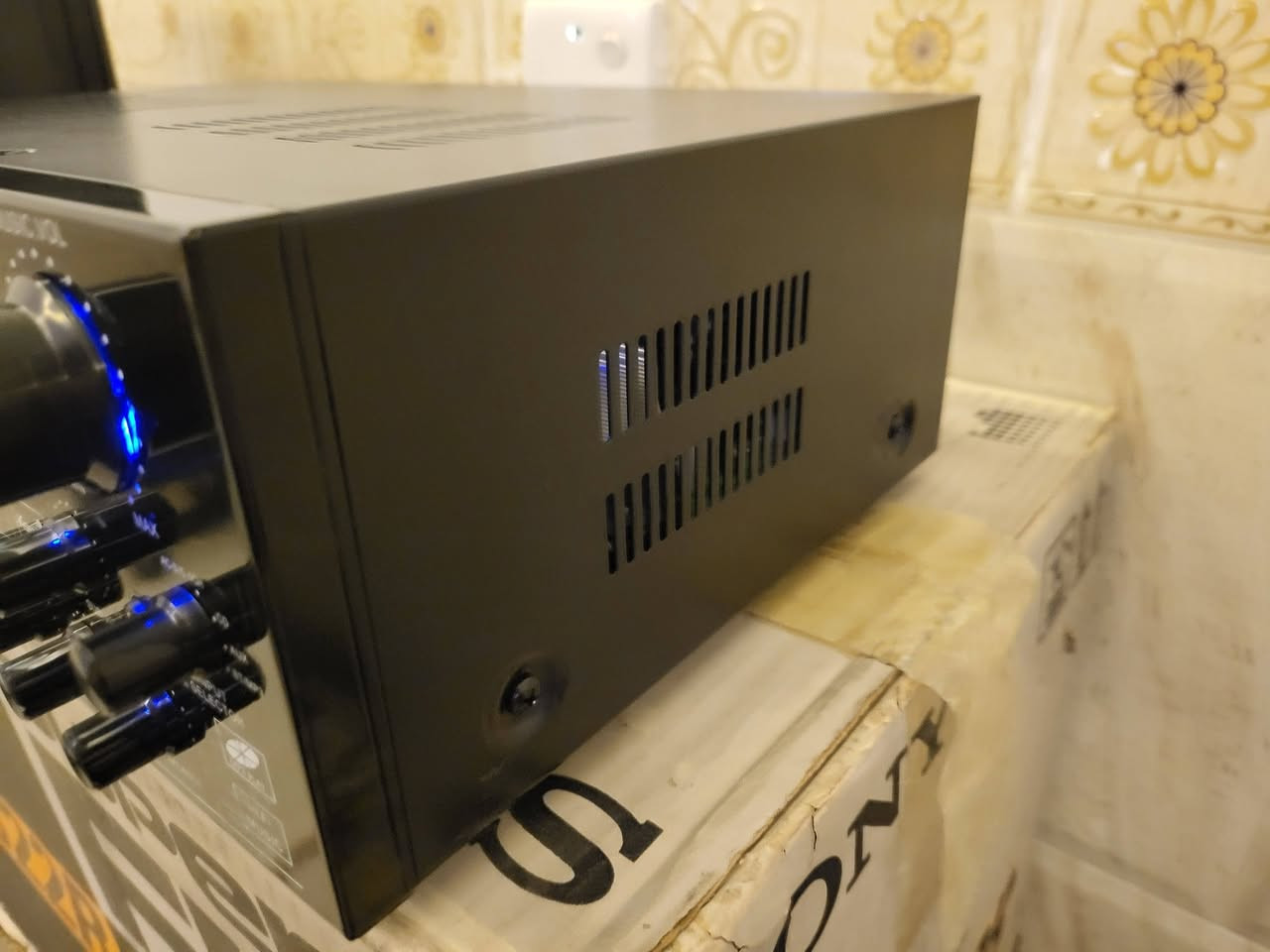 الجهاز هو مضخم صوت منزلي من ماركة Sunbuck، وتحديداً الطراز AV-888BT، المصمم لأنظمة الكاريوكي والترفيه الصوتي.المميزات الصوتية: يدعم هذا المضخم نظام صوت 5.1 قناة، مما يتيح توصيل عدة سماعات.التوصيل: يحتوي على بلوتوث مدمج للاتصال اللاسلكي، بالإضافة إلى مدخلات لبطاقة SD وفلاش ميموري (USB) لتشغيل ملفات MP3.الكاريوكي: يشتمل على مدخلات للميكروفونات مع إعدادات للتحكم في صدى الصوت (Echo) وحجم الصوت الخاص بالميكروفون.الشاشة: يتميز بشاشة عرض ديناميكية مزدوجة تظهر مستويات الصوت وتضيف مظهرًا جذابًا ..... ملاحظة كيجات LED  ليزري.          وسعر 135 الف


**إذا كنت صاحب هذا الإعلان وتريد حذفه لأي سبب، رجاءا أرسل رسالة إلى الدعم الفني**