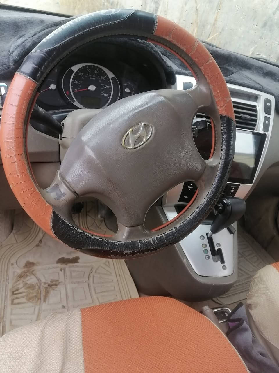 السلام عليكم للبيع توسان ٢٠٠٦ بغداد حادث باب الأمامي مصبوغه احزام فول ماعدا بصمه بيه مشط استيرن كير مكينه مكفولات تبريد رقم بغداد انكليزي بسمي مكان سياره بغداد واتصال على الرقم *********** عارضه ٩٠ وبيه مجال
