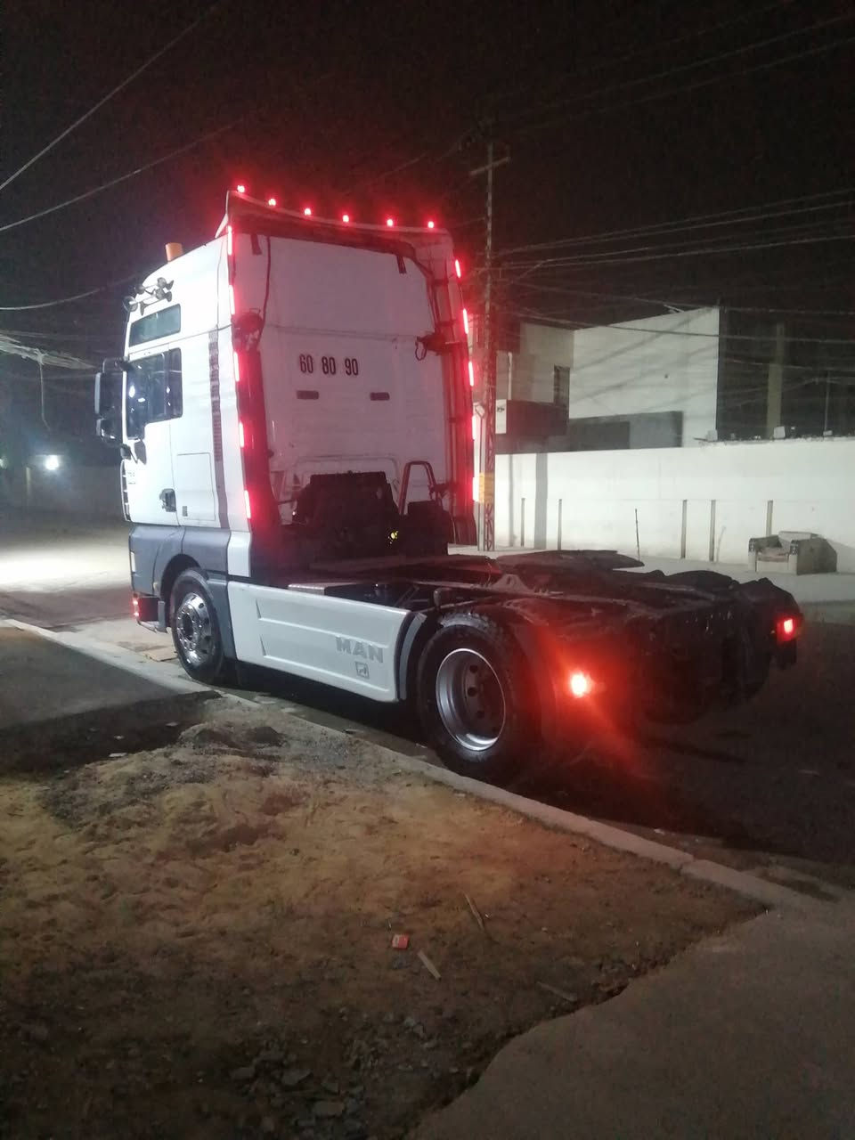 السلام عليكم مان موديل ٢٠١ كير عادي ٤ في ٤ مكينه شاصي مقفولات سنوية صاقطه التصال على هذه الرقم ***********
