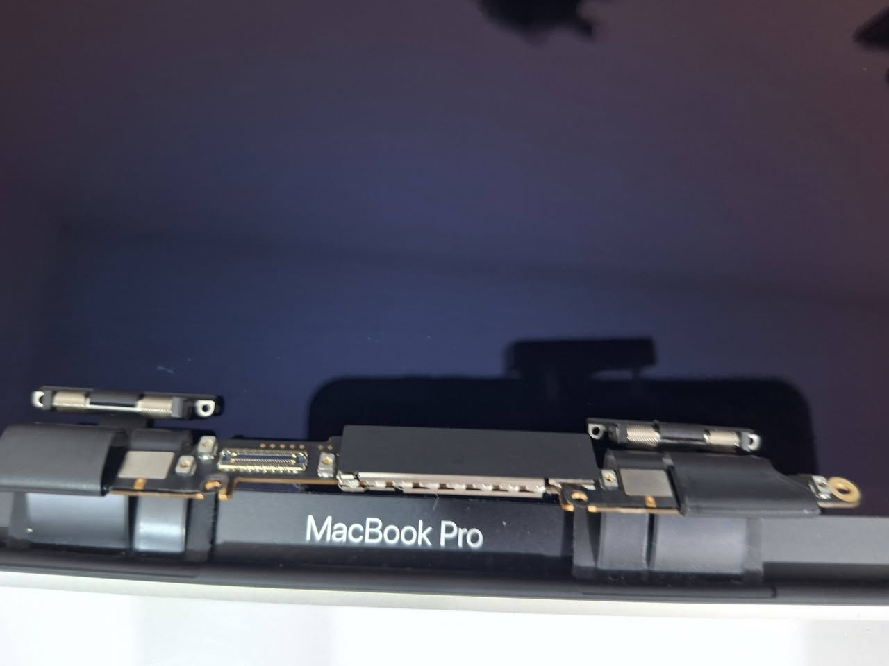 شاشة MacBook Pro 13 تفصيخ أصلية 100% سعر 120 الف
شاشة ماك بوك برو 13 بوصة موديل A2338 (تفصيخ أصلية 100%) للبيع
​الوصف والمواصفات:
​نوع القطعة: شاشة تفصيخ أصلية 100% (بلاد مفسوخة من جهاز عاطل).
​الأجهزة المدعومة: تركب مباشرة على لابتوبات MacBook Pro 13-inch
​دعم المعالجات:
​تدعم جيل معالج M1 (إصدارات أواخر 2020).
​تدعم جيل معالج M2 (إصدارات 2022).
​الحالة الفنية: الفلاتات الأصلية وبورد التحكم والكونكتر الرئيسي نظيفات وسليمات 100% وجاهزة للشد المباشر بدون أي مشاكل.
سعر 120 الف


**إذا كنت صاحب هذا الإعلان وتريد حذفه لأي سبب، رجاءا أرسل رسالة إلى الدعم الفني**