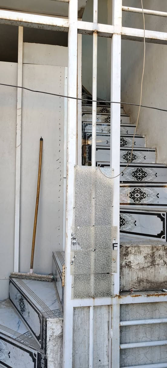 طابق اول تحتوي

غرفتين نوم وصاله ومطبخ وهول وحمام ومنور وبالكونات اماميه وخلفيه
المساحة 110 متر مربع
تحتوي على سخان وماطور ماء و واير كهرباء سحب واصل للشقه 

بناء 2023 شقه نظيفه مثل ماموضح بالصور 

السعر 550  الف

للاستفسار الاتصال على الارقام

***********

***********

ابو احمد
