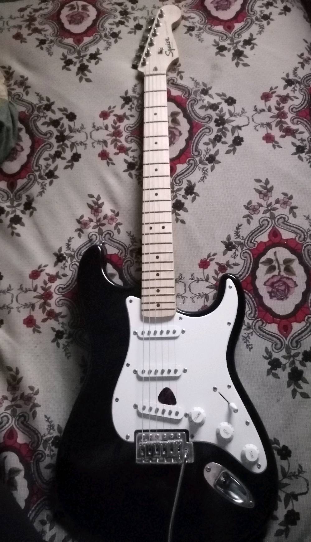 fender electric guitar
شنو الموديل بالضبط؟ هذي Squier Stratocaster لو Fender أصلية، وشنو سنة الصنع/بلد المنشأ إذا موجود؟: 
squire bullit strat 
شنو الحالة العامة للگيتار والامب والبيضة؟ بيها خدوش، كسر، مشاكل بالأسلاك، أو أي شي يحتاج صيانة؟: 
حاله ممتازه
شنو المشمول وياها بالسعر: الأمب Frontman 10G، البيك Joyo، كيبلات، ستراب، جنطة/كيس، أو بس الگيتار؟: 
كيتار وامبلفاير وبيدال اوفر درايف وجنطه وحزام وكيبلات ثنين
وين موقعك بالعراق حتى نذكرها بالإعلان، والتسليم شلون يصير: استلام يد بيد لو توصيل؟: 
الانبار توصيل
السعر قابل للتفاوض لو ثابت؟ وإذا أكو تجربة قبل الشراء، تگدر تذكر هل الأجهزة كلها شغالة بشكل طبيعي؟: 
قابل للتفاوض وكل الاجهزه تشتغل