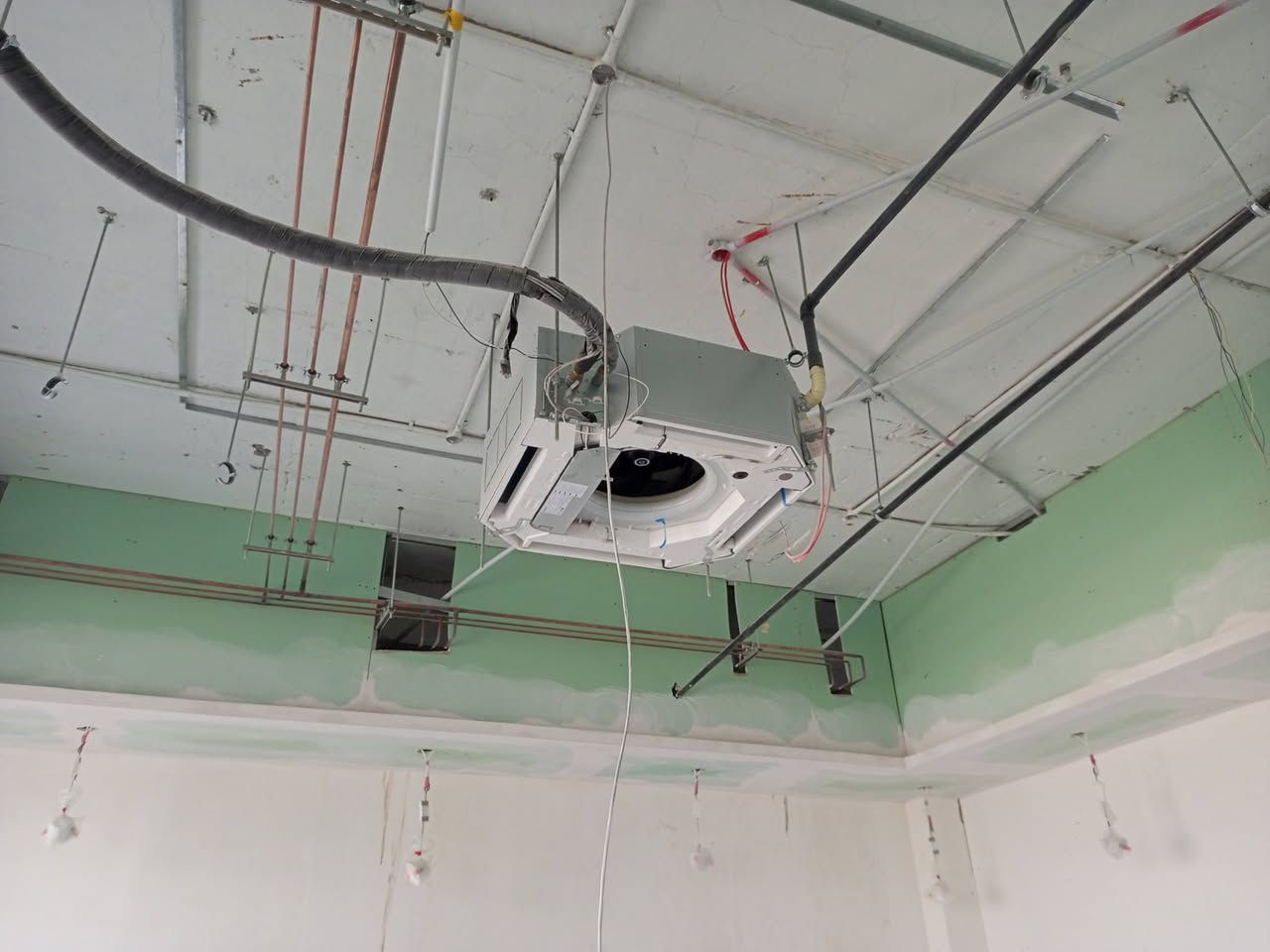 ❄️ صيفك بارد كالثلج.. وراحتك تبدأ بلمسة احترافية❄
 "سعد للتبريد وتكييف👨🏼‍🔧❄️
​🌟 بِسْمِ اللهِ نَبْدَأ.. وبِإتْقانِنا نَتَمَيَّز 🌟
​🛠️ تـأسـيـس الأنـابـيـب (Piping):
​تأسيس (Hidden & Exposed) المخفي والظاهري بأدق التفاصيل الهندسية
(Premium Copper Pipes) أفضل أنواع الأنابيب النحاسية الأصلية.
​شغل متقن يضمن لك كفاءة التبريد وحماية الجهاز.
​🔍 فـحص الـتـسـريب (Leak Test):
​نحن لا نشحن الغاز عشوائياً!
​نقوم بفحص الليك (Leak) بدقة قبل الشحن لضمان استمرار البرودة وعدم ضياع أموالك.
​🚀 شـحن الـغاز (Gas Refill):
​نستخدم أنواع (Global Gas) عالمية جيدة وأصلية 100%.
​شحن غاز دقيق يعيد لجهازك البرودة الثلجية.
​🧼 غـسل وتـفسيخ السبالت:
​نفتح الجهاز ونغسله قطعة قطعة! (تنظيف حقيقي داخلي وخارجي).
​تنظيف الحوض، الفان، والشبك لضمان هواء نقي وصحي.
​🔧 صـيانة ونـصب جـميع الأنواع:
​شد ونصب كافة الأحجام والماركات بلمسة فنية.
​صيانة شاملة وبأدق التفاصيل لضمان استمرارية العمل.
​✨ "دِقتنا في العمل.. هي سِرُّ نَجاحنا" ✨
​📱 للاتـصـال والاسـتـفسار:
​📞 ***********
