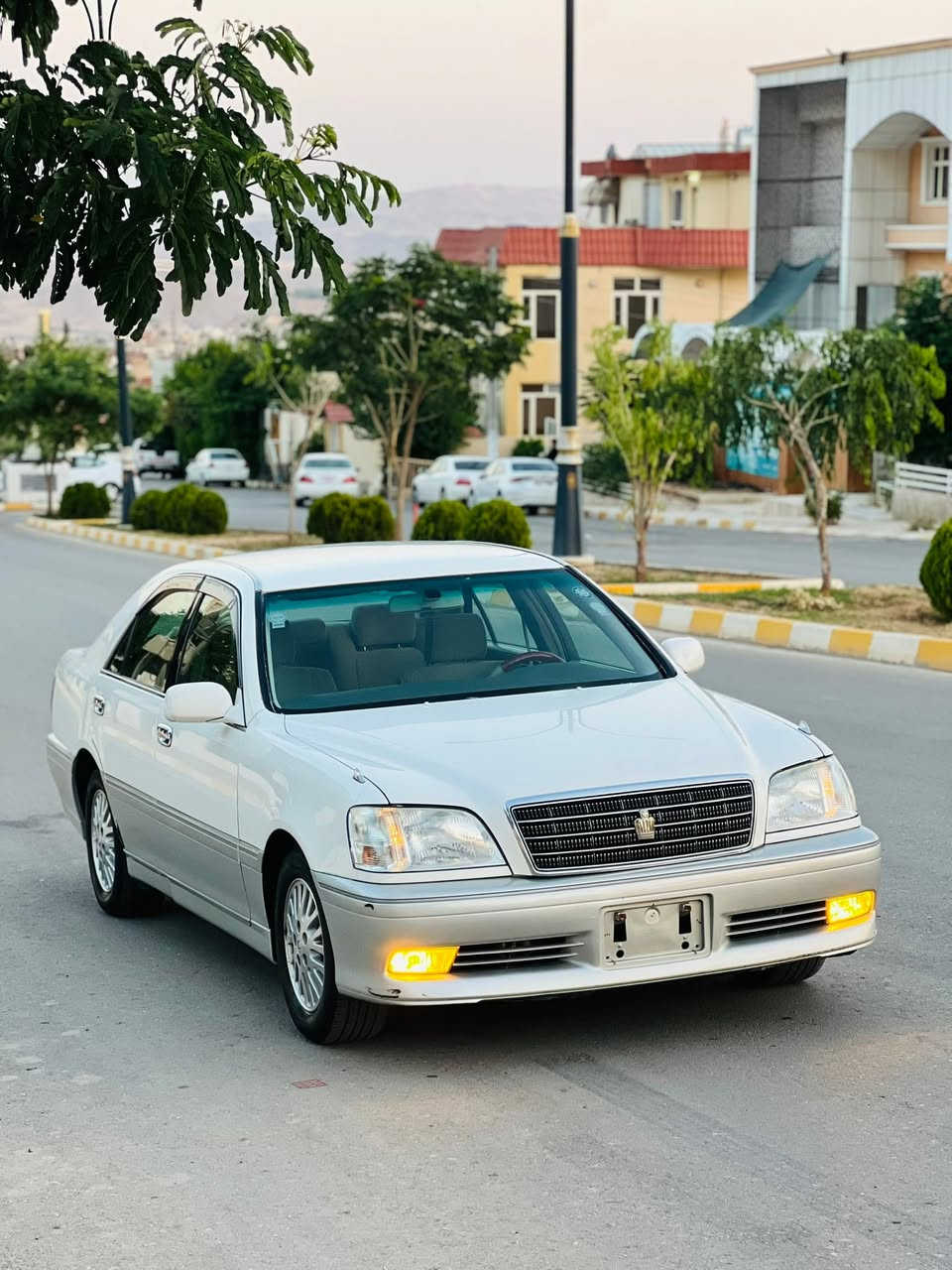 ماشلا نمونه ى سه ياره يه تاقانه له جوانى
بئ ده عمو زه ربه سه ياره كه نمونه ى نيه 
ناوزه رد 
مه كينه ديفؤر بچوك 
بئچالو شوخت 
٤تابه و ويلى سفر تازه بؤى به ستراوه
ده عامى بؤده عامى به شه رت 
ته نها٢پارچه ى بؤياخه 
كامل مه سروفكراوه بئمه سروفه ته نانه ت رؤنه كه يشى تازه يه 
كامل عه شياى سنوق 
ته بريد ساردو گه رم. 
بؤزانينى نرخ 
***********
