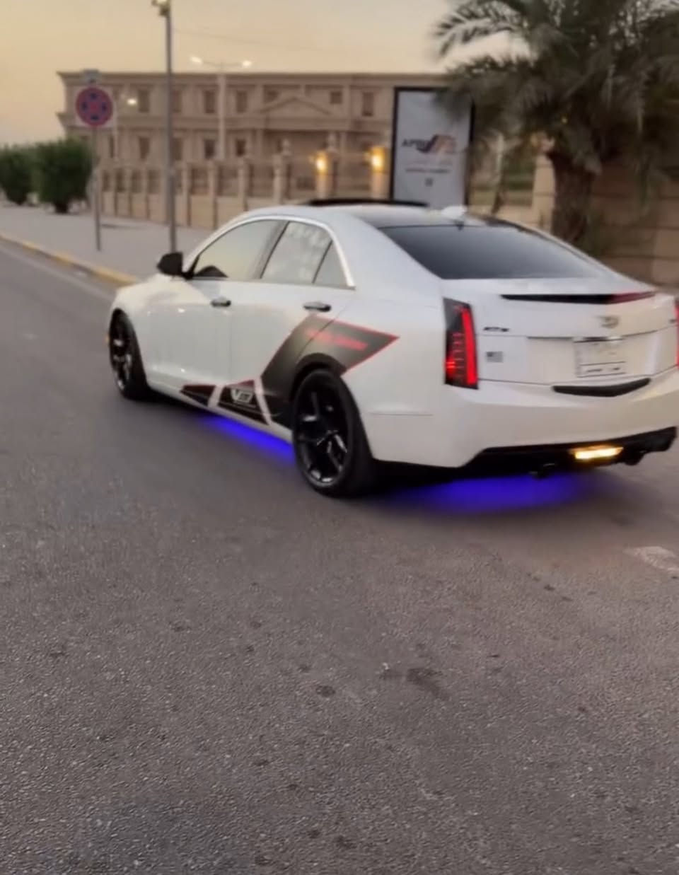 كاديلاك ats 2016 السياره السعر 115 وبيها مجال مكاني بصره للبيع او مراوس ***********
