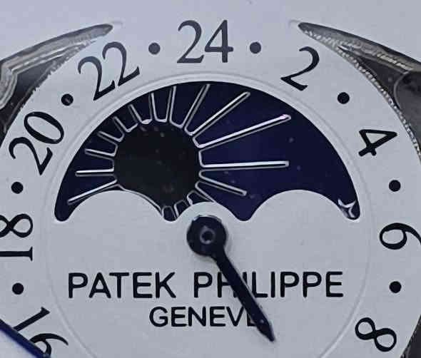 ساعة من العصر #الفيكتوري 
#باتيك_فيليب
#مستعمل بعدها بحالة المصنع
شمسي قمري حقيقي 
مع العلبة #الأصلية الكبيرة الساعة 
تفاصيل أكثر على الخاص او واتساب ***********
