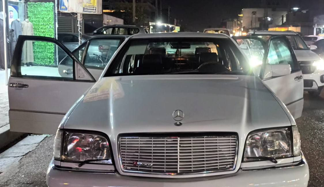 سيارة شبح موديل 1997 محرك 320 خراطين عدل بيضاء اللون 
سيارة جاهزة من گير ومحرك وصدر امامي وخلفي والداخل جيد جداً 
السعر 110 ورقة
والاستفسار للاتصال على رقم 
***********
واتساب
