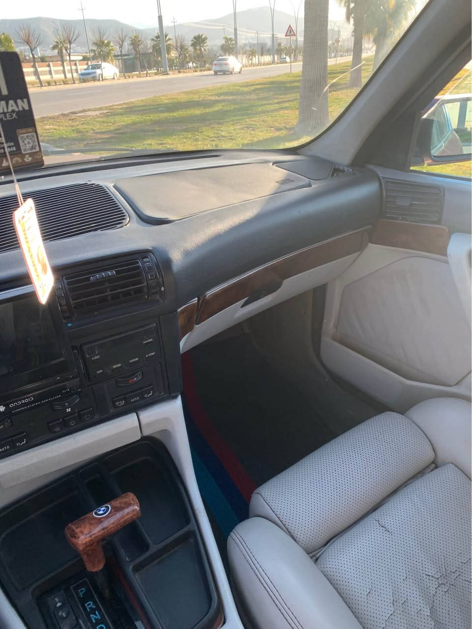 BMW 525 
1992
گير توماتيك 
٤جام كهرباي 
كوشن جلد و هيتر 
تبريد سه ر سويچي
گيرو مه كينه جديدن 
شاشه ايپاد 
عام بخ بو جاني. 
گيرو مه كينه كاره باي هه مى ب شه رتن 
***********📞📞 زاخو, دهوك
