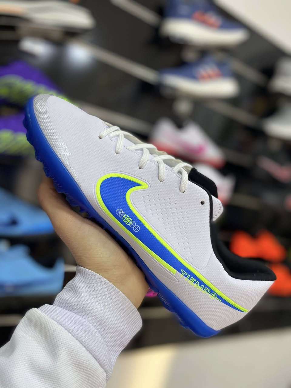 SportCentar
ً
حذاء لعب ايطالي #جلاتيني الاصلي 🔥
ً
#القياسات { 40/41/42/43/44/45 } 
ً
#العنون { الرمادي / شارع البريد مجاور اسواق عمو رعد }
ً
#رياضة #اكسبلور #ترانشوز #اكسسورات #متابعة #متابعين


**إذا كنت صاحب هذا الإعلان وتريد حذفه لأي سبب، رجاءا أرسل رسالة إلى الدعم الفني**