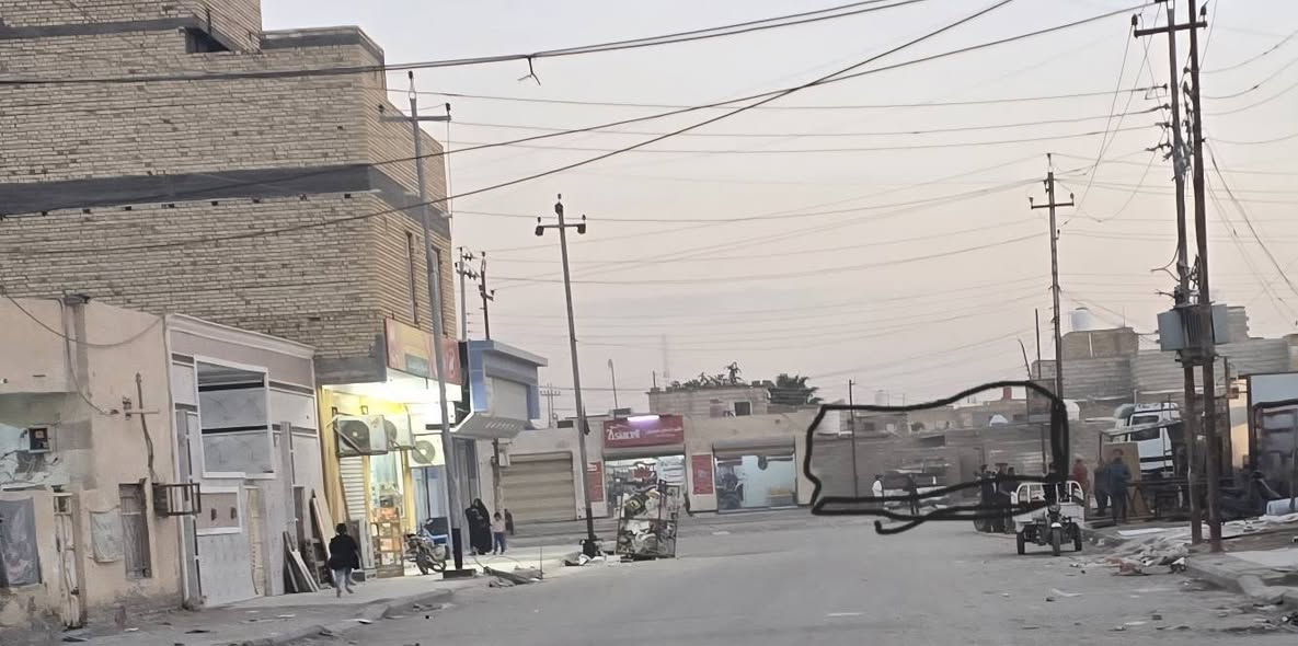 السلام عليكم بيت تجاوز يعتبر قطعة مساحته اكثر من ٢٠٠ متر تجاري على شارعين رئيسيين واحد منهن يرتبط بشارع سوق الشيوخ الرئيسي الاسكان الصناعي دور سيد حمزه النزله الرابعه ومؤشر عليه بالاسود خدمات ماء كهرباء مجاري تبليط جديدكله بباب البيت بيه وصل تطويب 
السعر 110 مليون وبيه مجال قليل ***********
