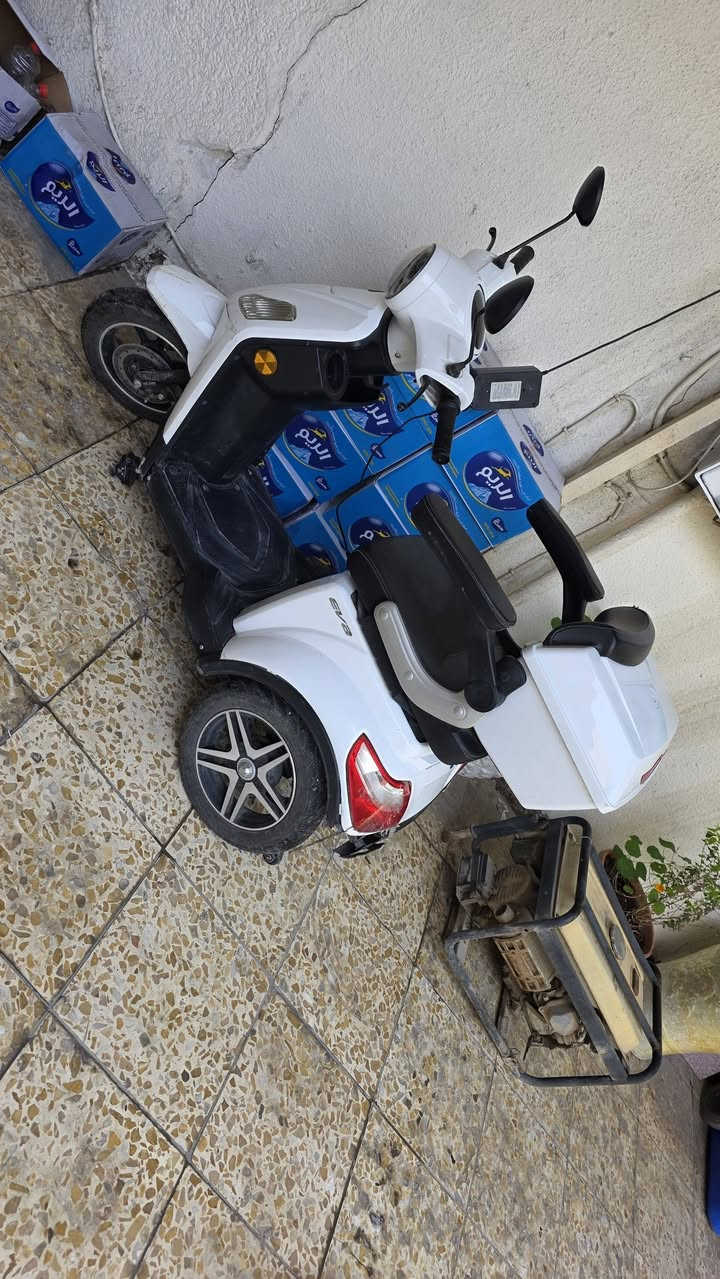 دراجه شحن ثلاث تايرات ابيض الون موديل ٢٤ نظيف للبيع العنوان بغداد حي القاهره *********** السعر ٧٠٠ الف وبيها مجال
