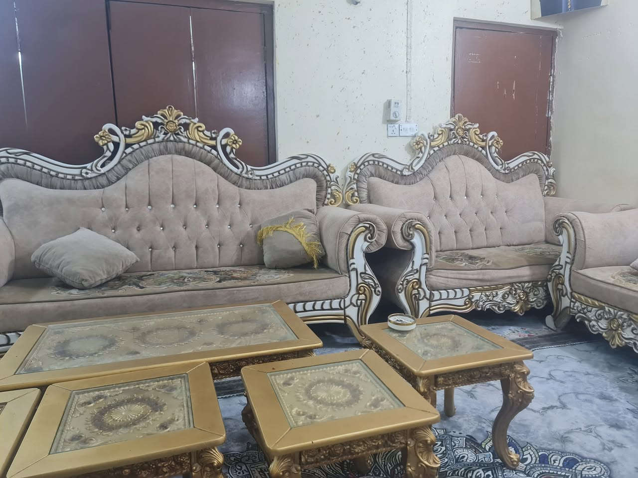 تخم 20 مقعد نظيف 
مع 5 طبلات طبلة كبيرة و4 صغار 
السعر 750 الف وبي مجال للشراي
المكان كربلاء حي الاسرة 
الاتصال***********
