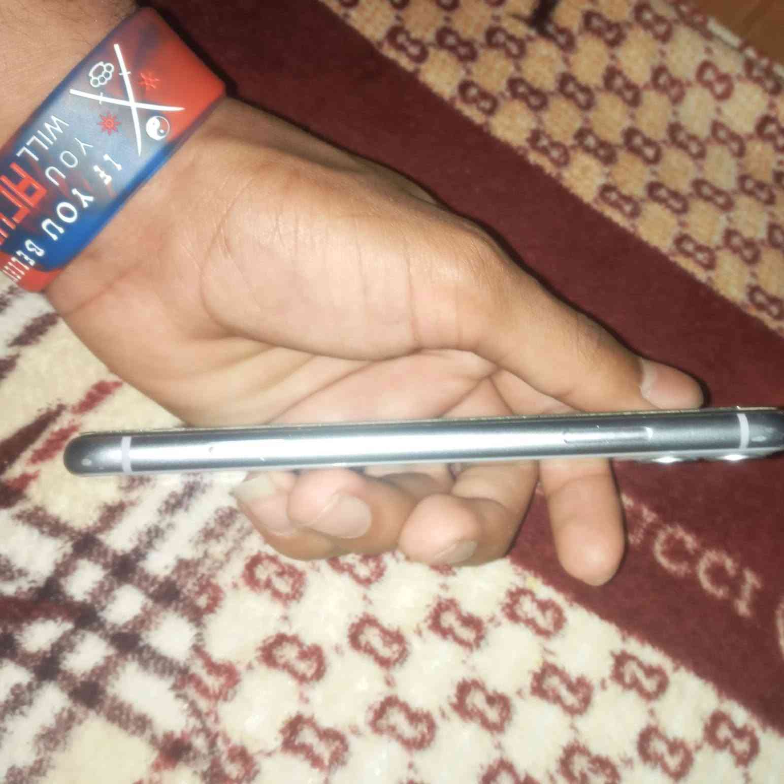 سلام عليكم ايفون 11 عادي تلفون نضيف ما مبدل ايشي شرق اوسط بطاريه 79  ذاكره 128 اتلفون بس الحواف مزلغات رايده ب 250 وبي مجال مكاني مشتل تواصل ***********
