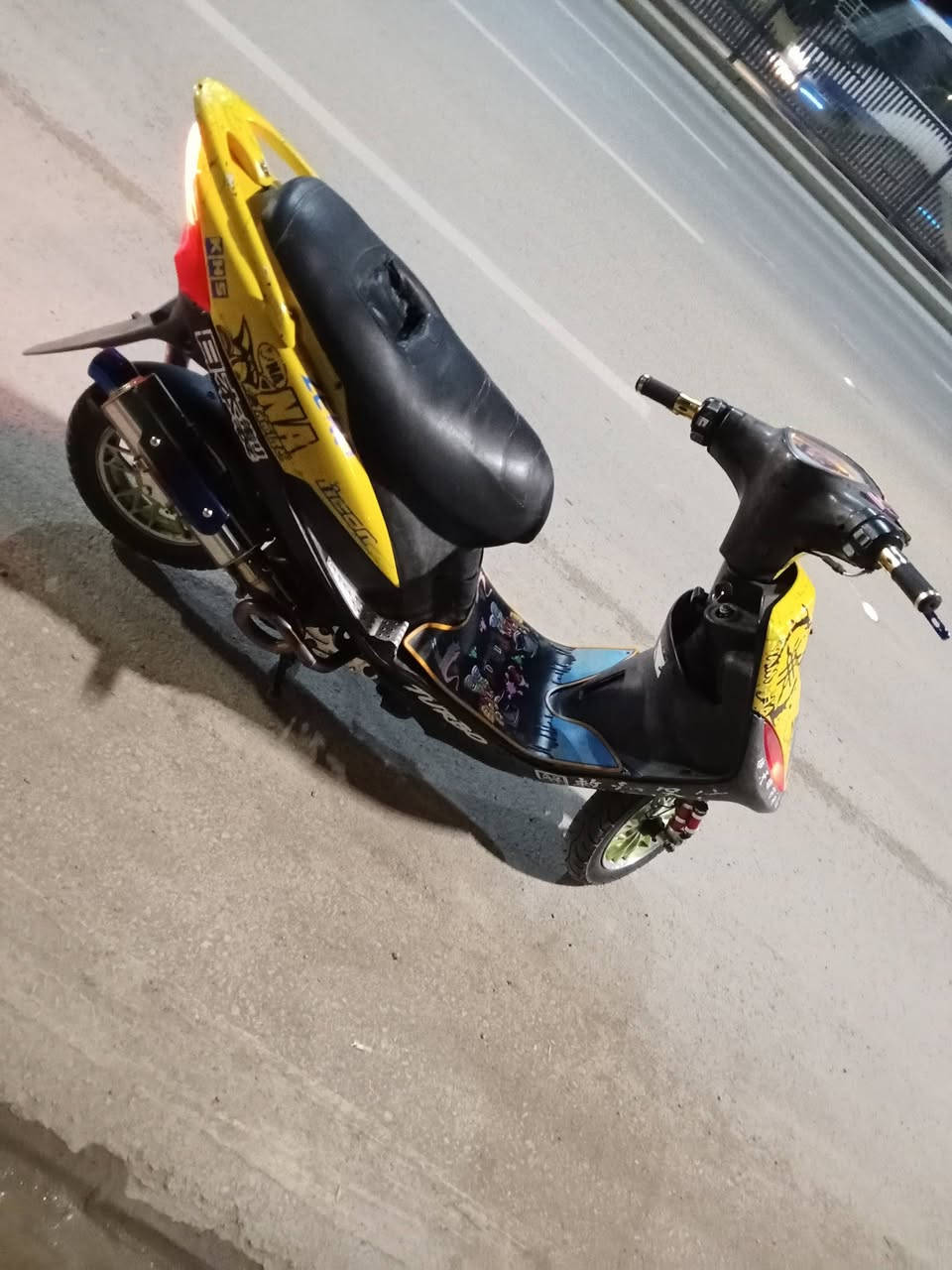 السلام عليكم دراجه ماكس للبيع دراجه شغاله بوشه 55 ما بيها اي نقص كفرات اصلي بس مشمات ختم واحد هنا والسوادات ابيها صالنصه حلزوني  سعر خاص *********** ب واتساب
