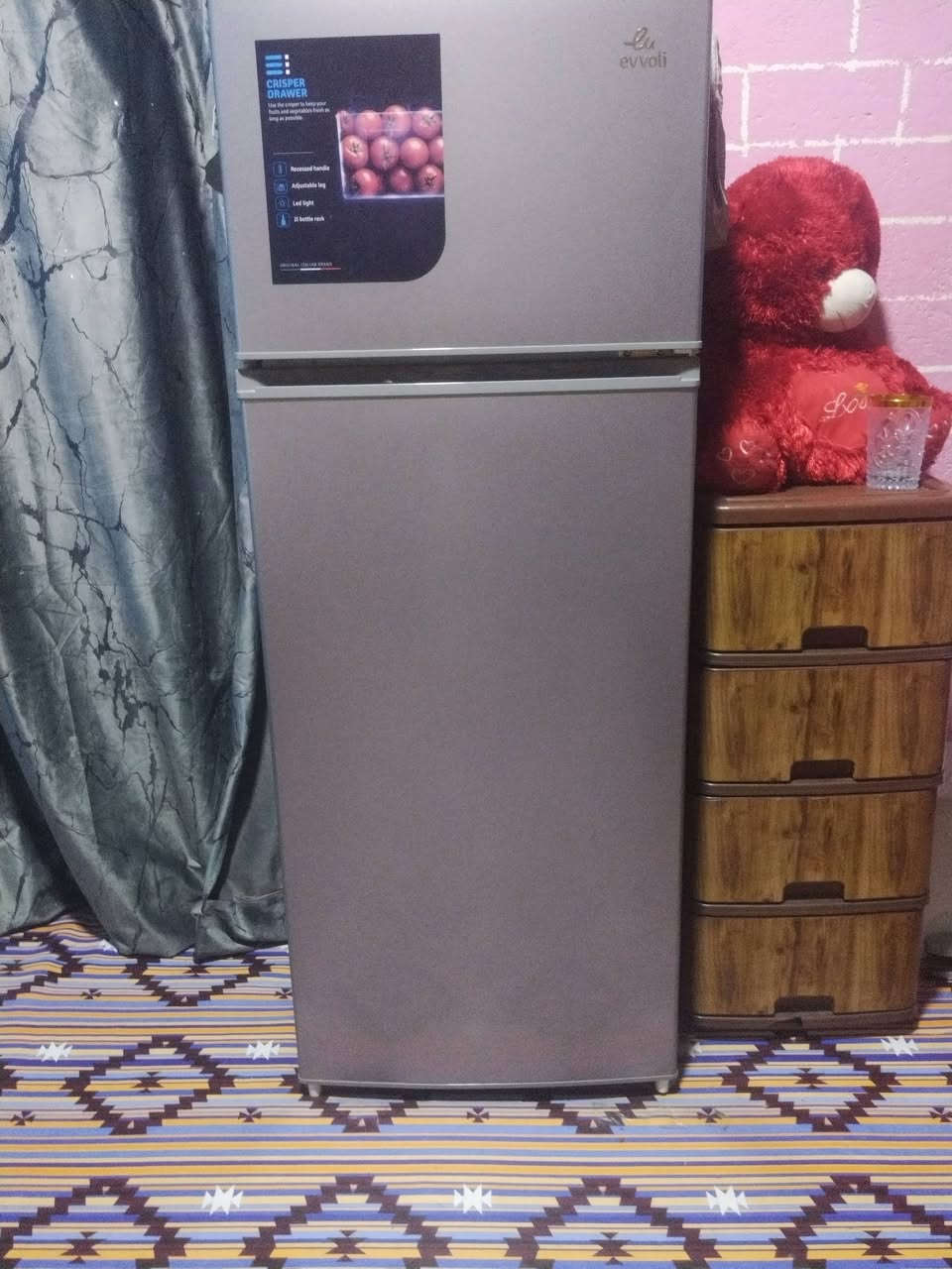 سلام عليكم  ثلاجه الييع حجم وسط جديدة ونضيفه ستخدامه شهريهن البيع حيانيه  سعرها 300بيه مجال رقم موجود واتساب ***********
