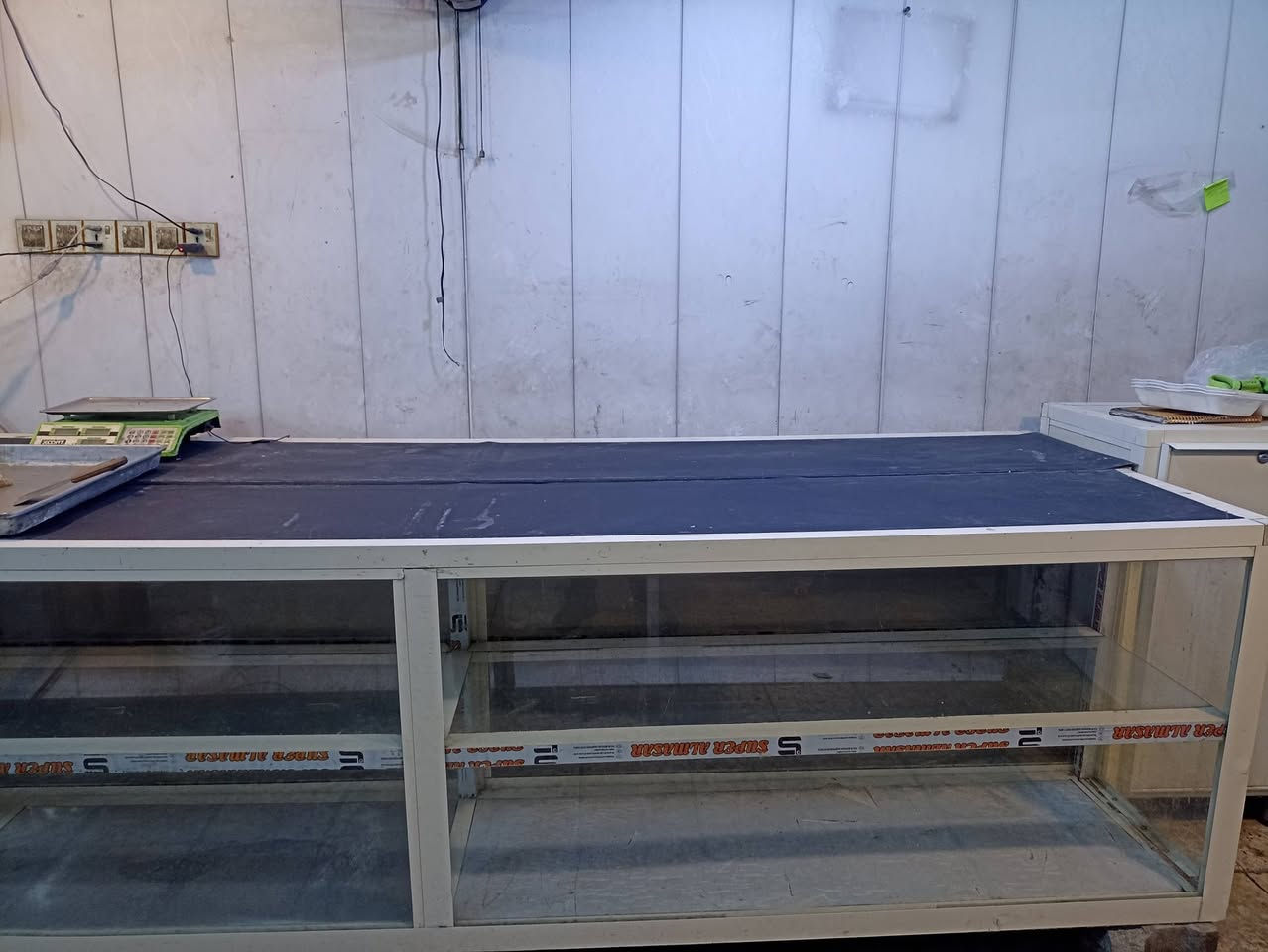 سلام عليكم
ميز عدد 3 
كل واحد طوله 3متر 
جدد تجي وتشوف بعينك 
سعر الواحد 200قفل 
الاستفسار ***********
