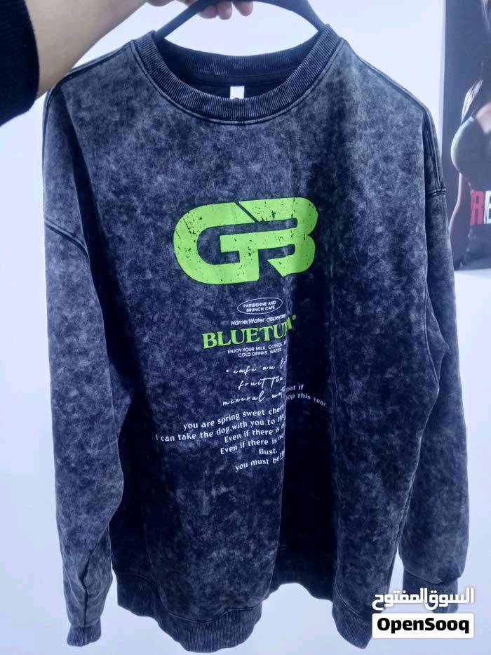 عندي تيشيرتين مميزين للبيع، الأول تيشيرت أسود بجيوب بارزة مع تطريز أبيض خفيف، مناسب للإطلالات الكاجوال أو الرياضية. الثاني بلوزة بلون رمادي مع تصميم مميز على الصدر بلون أخضر، يجمع بين الراحة والأناقة في آن واحد. كلاهما بحالة جديدة وجاهز للتوصيل داخل العراق.