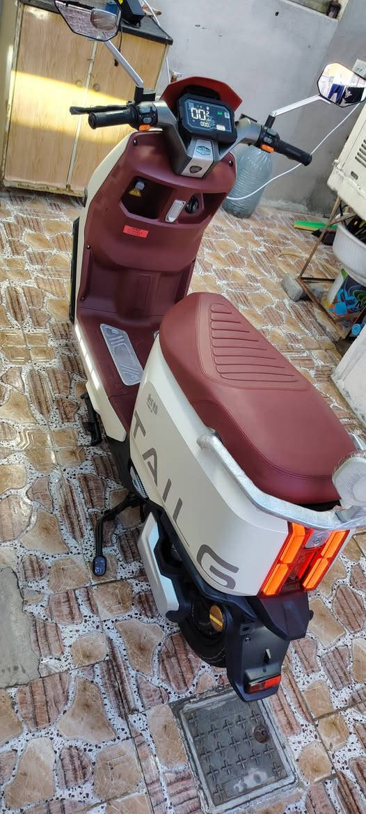 (مستخدم -) 🚨🔥 دراجة وحش الكون من شركة TAILG العالمية 🔥🚨
📍 مستخدمة شي قليل جدا وضعية  الشركة – نظافة وكالة 💯

⚙️ المواصفات الفنية:
🔋 بطارية كرافين كاربون جل 35 أمبير / 72 فولت
⚡ محرك ملف 2000 واط – سرعة حقيقية 70 كم/س
🚀 مدى حقيقي 80 كم
🖐️ بصمة  + كارت + تشغيل عن بُعد
🔒 جهاز إنذار ضد السرقة
🛑 بريك دسك + دهن دبلات هايدروليك ناعمة جداً
🪶 قيادة ناعمة ورزنة جداً على الطريق
💺 كشن سياحي واسع لشخصين + مساحة تخزين كبيرة تحت الكشن
🛞 إطارات 12 / 90 / 90
💡 إشارات LED أمامية وجانبية + إشارة رباعية
🔦 اضاءة زينون Auto + عالي وناصي
🔋 نظام TTFR لإعادة الشحن عند استخدام البريك
✅  البطارية 6 مسطرة 
السعر مليون و 50 وبيها مجال للطيبين
العنوان /كركوك حي الخضراء... شراي اتصل
***********
