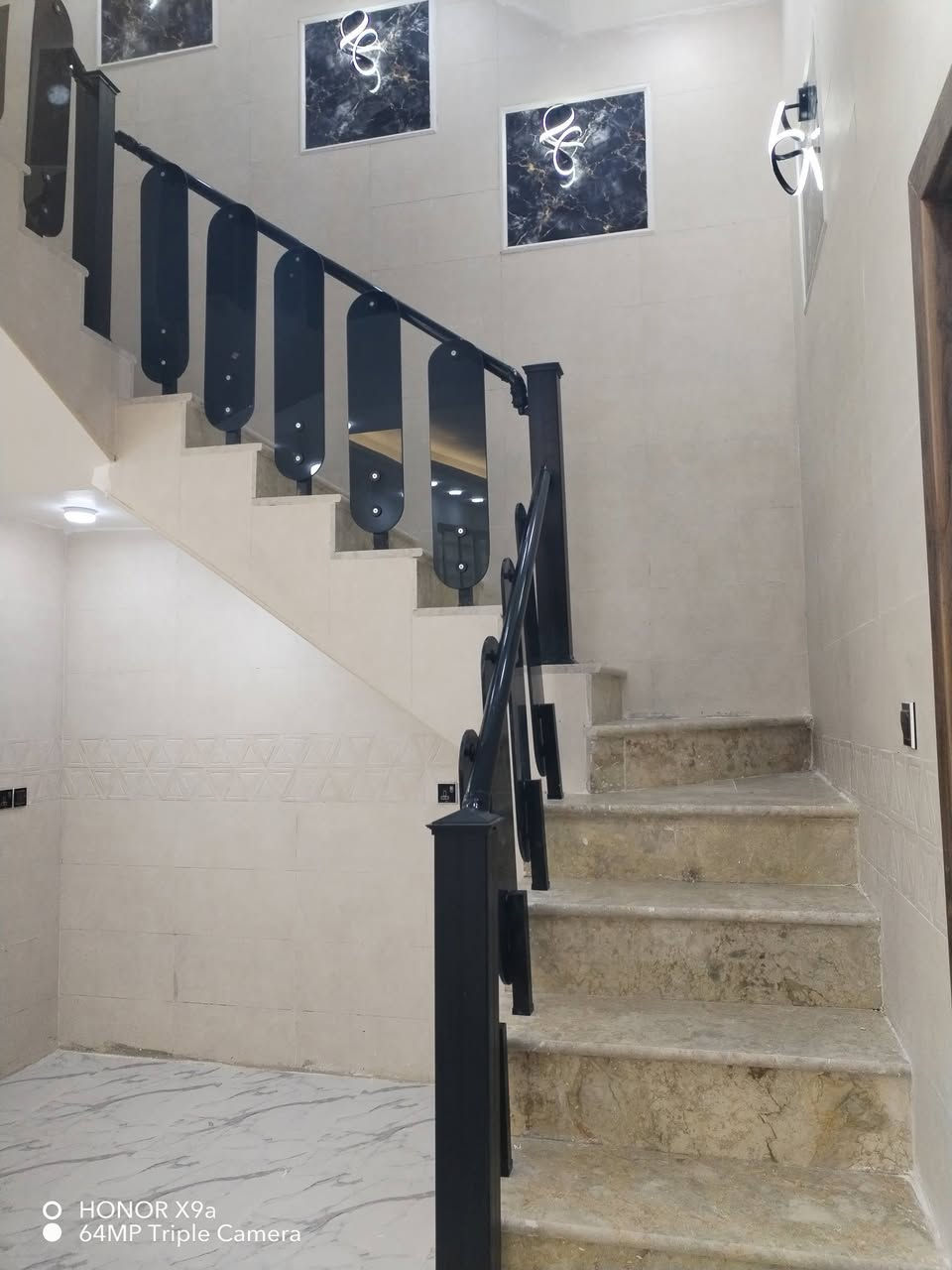 يالله مشتمل للبيع ركن ٧٠متر طابقين حديث حي الزهراء مقابل مجمع عماد سكر وشارع ١٥م وساحه موقع مميز جدا بيت يحتوي ٣نوم صاله مطبخ تخاريج بيت فارغ جاهز للسكن يرهم مراوس بحياء زهراء قادسيه سواق تفاصيل أكثر تصال ***********احمد الحجيمي او مراجعه مكتب ابو صلاح للعقار
