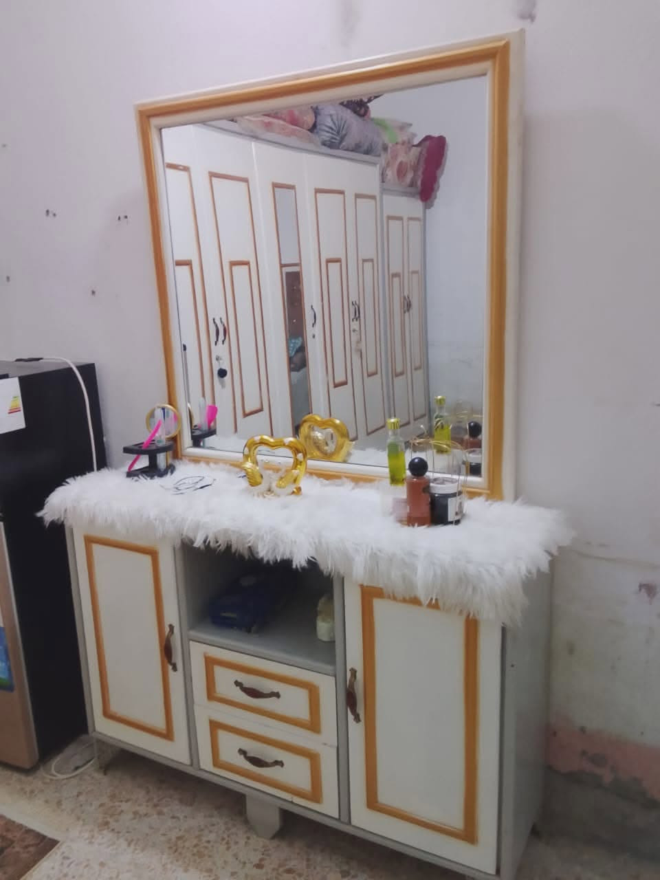 السلام عليكم غرفه مستخدمه ستخدام قليل للبيع ب ٨٠٠ الف عنواني الفضليه توصيل موجود ***********
