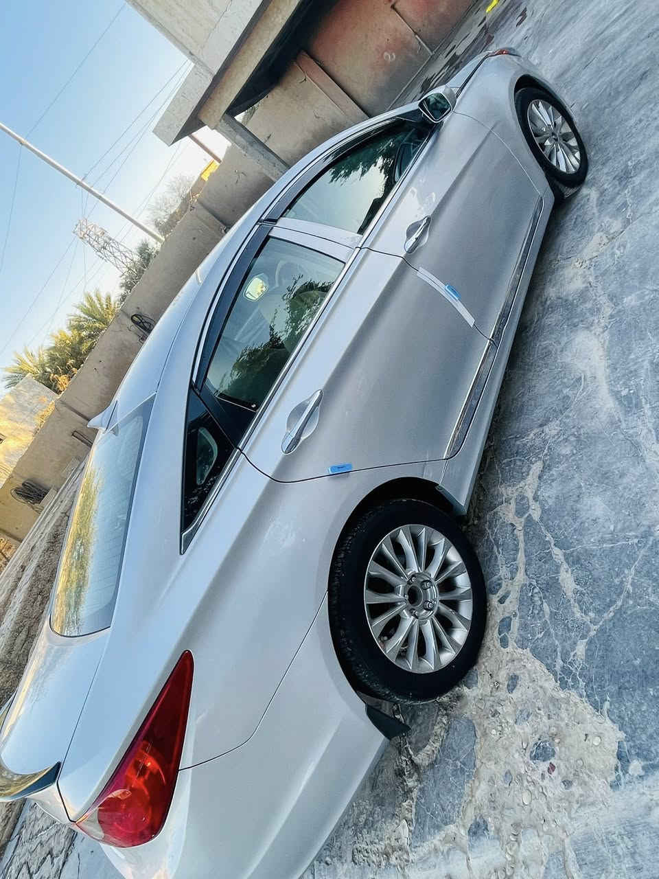 تحية طيبة 
هونداي سوناتا 
2011 امريكي GDi
فول مواصفات عدا الفتحه  
رقم بغداد تحويل مباشر سنويه مجدده لسنه 2029
لون سلفر سياره محزمه بدون دواخل اثر شخوط 
سياره خير من الله كير مكينه صدر تبريد 
مكاني الانبار 
***********
