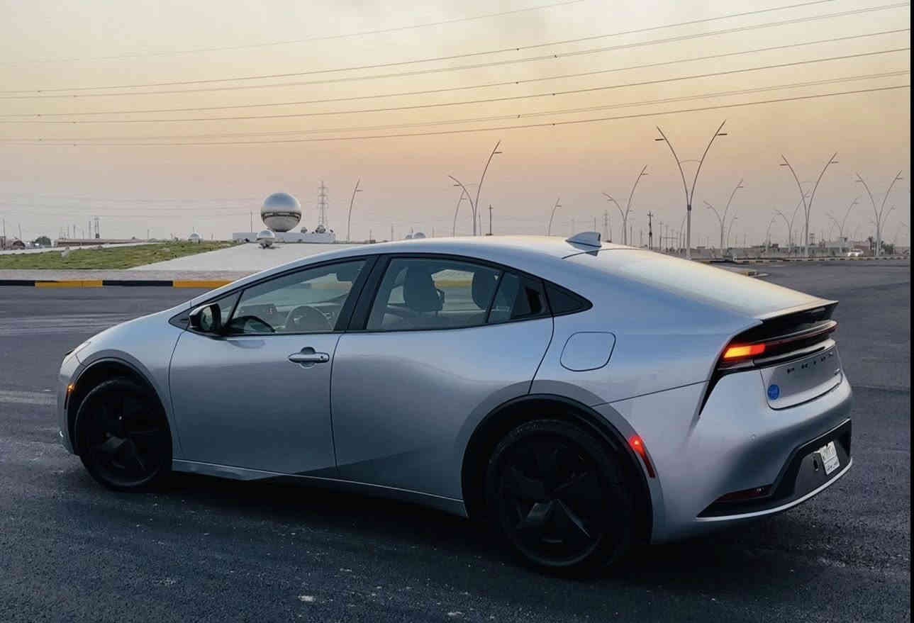 🚘 تويوتا بريوس 2023 – اللون سلفر الملكي 🚘
✨ بصمة تشغيل | بصمة أبواب | إشارات ترحيب | بصمة جنطة | محرك 2000cc | اقتصادية وصاروخ تصميم ✨

📍 الوصف العام:
تويوتا برايس 2023 تجمع بين الفخامة والأداء والقوة في تصميم واحد.
سيارة تلفت النظر من أول لحظة، مظهرها أنيق وصاروخي بنفس الوقت، واللون السلفر يزيدها هيبة ولمعان.
تجربة قيادة فريدة، هدوء المحرك ونعومة القيادة يخلوك تحس إنك راكب أعلى فئة من سيارات تويوتا.

⸻

⚙️ المواصفات الفنية:
 • المحرك: 2000cc قوي واقتصادي جداً بالبنزين — يعطي عزم سريع واستجابة ممتازة.
 • نظام التشغيل: تشغيل بصمة ذكية بدون مفتاح.
 • الأبواب: دخول بصمة أبواب — تفتح وتغلق تلقائياً عند اقترابك.
 • إشارات ترحيب ضوئية عند الفتح – لمسة فخمة وجو استقبال جميل.
 • بصمة جنطة (فرامل إلكترونية) – راحة وأمان أكثر أثناء التوقف.
 • ناقل حركة أوتوماتيكي ناعم جداً – نقلات سريعة وسلسة بدون أي اهتزاز.
 • مكيف تبريد قوي جداً – تبريد فوري ومناسب لأجواء العراق الحارة.
 • تصميم داخلي فاخر:
 • مقاعد مريحة بتفاصيل أنيقة
 • شاشة وسطية ذكية مع كاميرا خلفية واضحة جداً
 • تحكم كامل بالمقود
 • أنظمة أمان حديثة: وسائد هوائية – حساسات خلفية – نظام ثبات إلكتروني

⸻

🌟 الإيجابيات:

✔ تصميم عصري ورياضي يخليها مميزة عن باقي السيارات.
✔ اقتصادية جداً بالوقود رغم المحرك القوي.
✔ اللون السلفر يعطيها مظهر راقٍ وما يبين الأوساخ بسهولة.
✔ تويوتا = اعتمادية، متانة، وسهولة صيانة.
✔ سيارة تجمع بين الأناقة والعقلانية – تناسب الشباب والعائلة بنفس الوقت.

⸻

📞 للتواصل: ‎(‭٠ ٧٧١ ٦٥٧ ٠٩٣٧)

📍 الموقع: ‎(صلاح الدين– سامراء )

💬 لا تفوّت الفرصة! سيارة نظيفة جداً ومواصفاتها تخبل، الجاد يتواصل – والله يرزق المشتري

الضرر كما موضح مع الصور بجم كبس 

السعر 166
