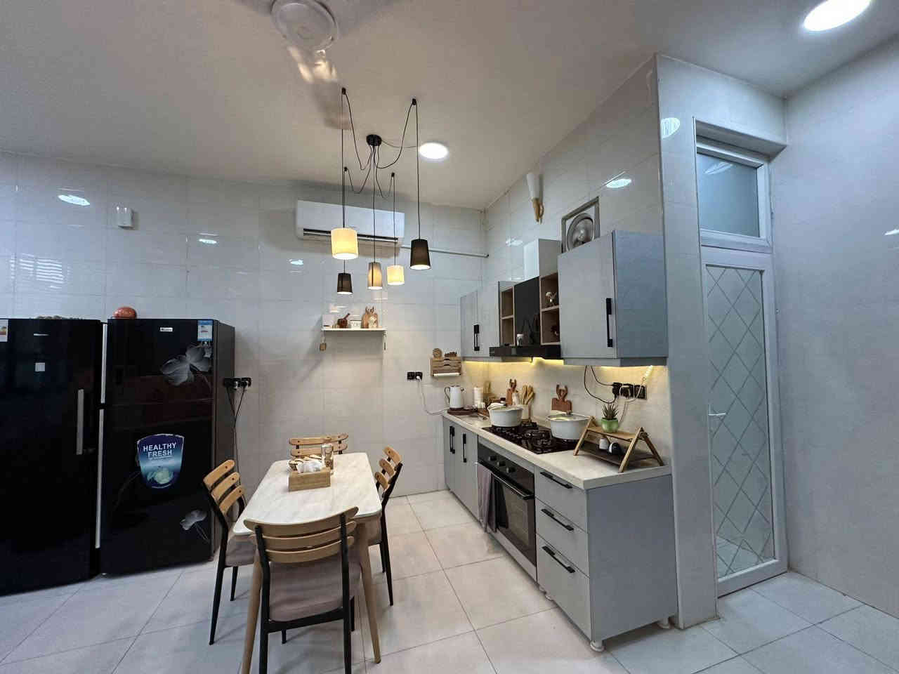 دار للبيع 250متر 
بابل حي الجزائر خلف مستشفى الحياه 
طابو زراعي سند 25 
طابقين 
يحتوي الطابق الاول  
غرف نوم عدد 1
استقبال 
هول 
مطبخ +مجموعه صحيه معزوله 
****الطابق الثاني 
غرف نوم عدد 3 (سويت )
هول 
مجموعه صحيه 
كراج +حديقه كبيره 
عرض الشارع 10م 
بناء عام 2024
السعر ٢٧٠ مليون قابل للتفاوض 
للاستفسار الاتصال 
***********
***********
مكتب عقارات أبراج بابل 
عنوان المكتب بابل حي الجزائر مقابل الجسر الدولي
