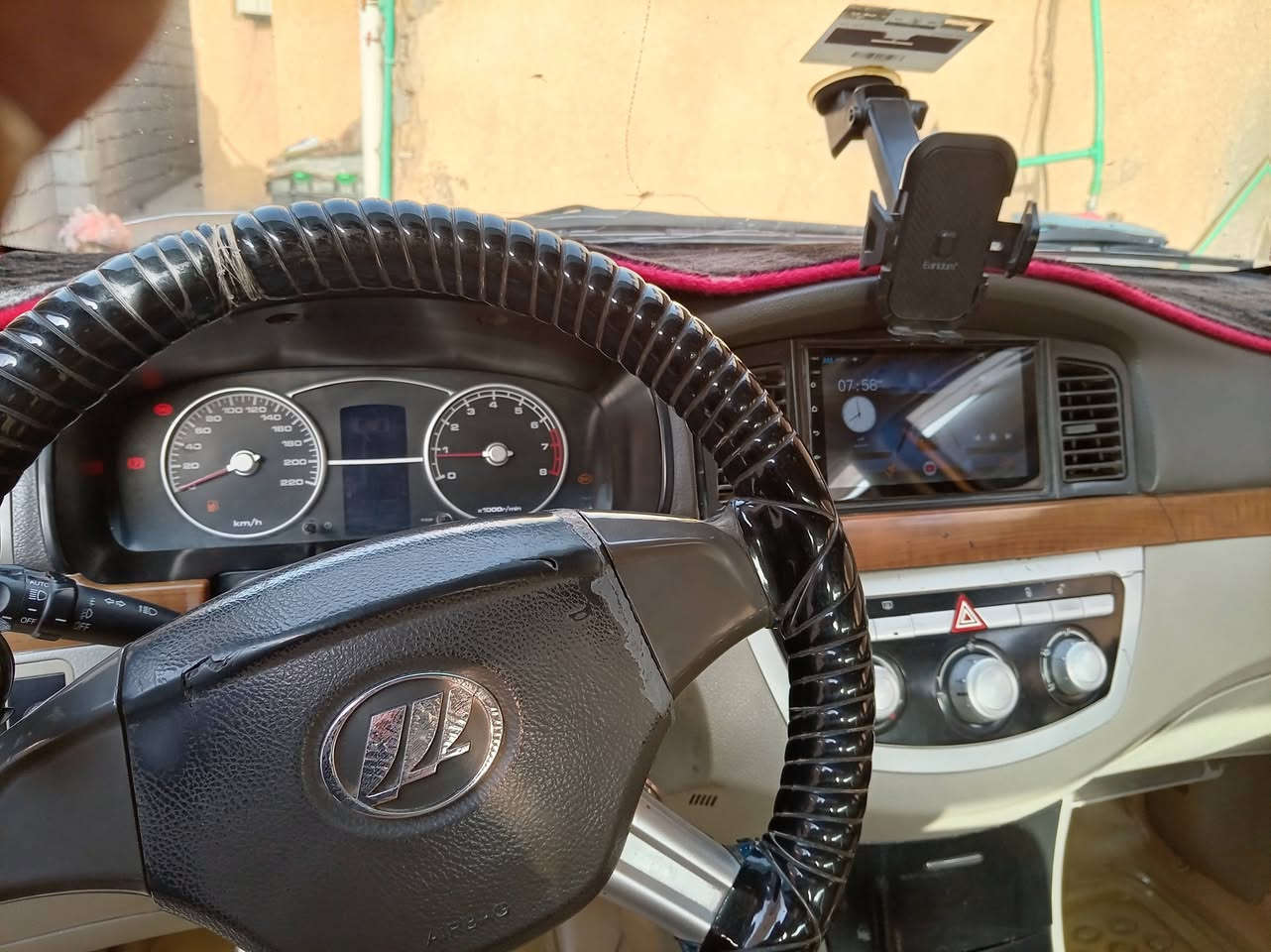 للبيع ليفان ٦٢٠ فول مواصفات ٢٠١٣
حلوه ومكفوله عدا جاملغ الخلفي صبغ 
مكينه وكير كفاله تخم تاير باتري جديد 
تبريد ثلج كله عل وضع شركه السعر ٥٤ورقه وبيه مجال مكان السياره بغداد المدائن 
رقم الهاتف: ***********
