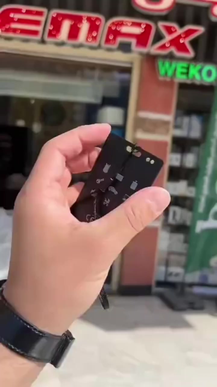 بطاقة تعقب ذكية رفيعة ماركة هوكو(Air Tag Card) – HOCO E102 🔥✅

السعر 20 الف 🔥🔥
يوجد توصيل جميع محافظات العراق 

الاستخدامات

تتبع المحفظة أو البطاقة الشخصية أو الحقيبة بسهولة.

العثور على الأغراض المفقودة باستخدام الهاتف.

مناسب للاستخدام داخل المحفظة بسبب تصميمه الرفيع.

يمكن وضعه في الحقيبة أو حقيبة السفر أو حقيبة اللابتوب.

يساعد على تحديد موقع الأغراض عبر تطبيقات التتبع على الهاتف.

المميزات

تصميم رفيع بشكل بطاقة لسهولة وضعه داخل المحفظة.

يعمل مع Apple Find My لأجهزة الآيفون.

يعمل مع Android Find Hub لأجهزة الأندرويد.

إمكانية تحديد موقع الأغراض عبر الهاتف.

إمكانية إصدار صوت للمساعدة في العثور على القطعة.

مقاوم للماء بمعيار IP68.

شحن لاسلكي بدون الحاجة إلى كابل.

بطارية ليثيوم مدمجة بسعة 100mAh.

تصميم خفيف وسهل الحمل.

خامة قوية مناسبة للاستخدام اليومي.

يدعم التنبيه عند الابتعاد عن العنصر المرتبط به.

محتويات الصندوق

بطاقة التتبع الذكية HOCO E102

دليل الاستخدام

علبة المنتج الأصلية

الملاحظات

يحتاج إلى هاتف ذكي للعمل مع التطبيق.

يعمل مع أجهزة iPhone عبر تطبيق Find My.

يعمل مع أجهزة Android عبر Find Hub.

يجب تفعيل البلوتوث وخدمات الموقع للحصول على أفضل أداء.

القياسات

قياس المنتج:

طول 8.5 سم  عرض 5.5 سم.

قياس الكارتون:

طول 9 سم  عرض 2 سم  ارتفاع 16 سم.

 #فدشي #الكترونيات #اكسسوارات #بيع #شراء


**إذا كنت صاحب هذا الإعلان وتريد حذفه لأي سبب، رجاءا أرسل رسالة إلى الدعم الفني**