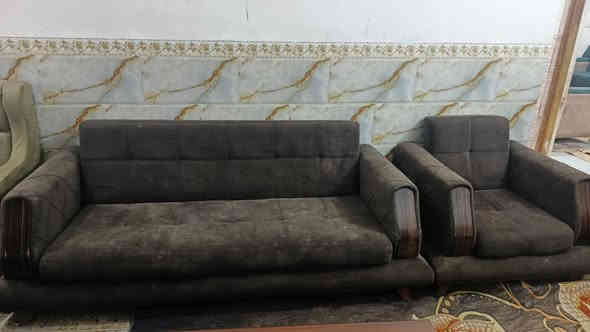 تخم. تركي خمس قطع عشر نفرات مخزن وسرير مابي اي ضرر بس عوزه تنضيف السعر 250وبي مجال مك ناحية الصلاحيه شارع الجامع *********** وعندي توصيل
