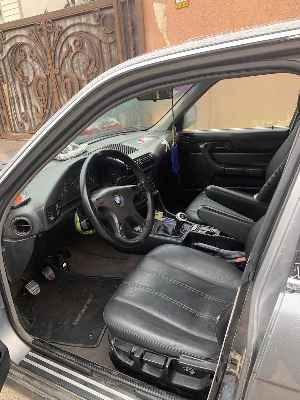 بي ام525اصل كير ومحرك 25 مسكر عدل 91محرك قبل يومين شاده حاويه 
كير عادي جاترك عليها اكسل 3.23
داخل جلد غرفه جديده كلش 
منظومة تبريد كلها جديده 
صدر امامي خلفي جديد قواعد دبل شرط ما بيه اي نقص 
كهربائيات كلها شغاله ومرتبه 
ويل كب هامان جديد لا فطر لا لحيم 
تايرات قبل كم يوم شادهن باتري جديد 
رقم بغداد انكليزي بسمي 
فتحه ملغيه *********** واتساب فقط مكان السياره سليمانيا
