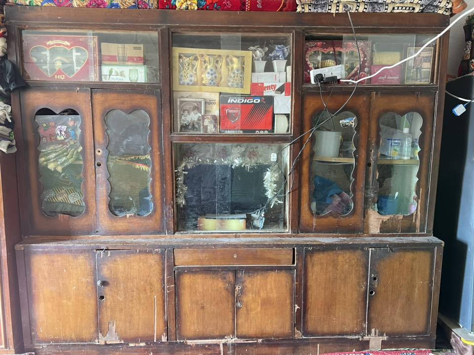 السلام عليكم
للبيع معرض عباره عن طابقين ينفصل الاول عن الثاني 
بالنسبه للخشب ثكيل وقوي تكدر تاخذه وترتبه 
السعر 125 
   ***********
