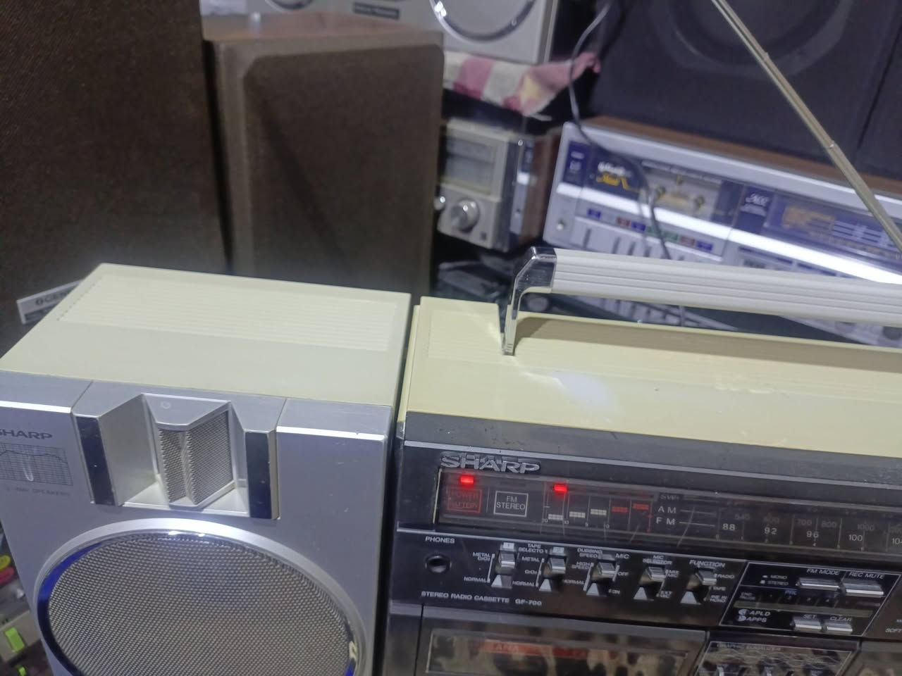 للبيع 
مسجل راديو دبل كاسيت 
( شارب j.f-700 ) إستيراد الشركة التجارية العراقيه أواسط الثمانينات 
جدا نظيف ..راديو 4 موجات مع ال fm 
تسجيل بطيئ وسريع .. بلاد وضع شركه 
للاستفسار (***********) متواجد واتساب.ماسنجر .. يوجد توصيل 
(( السعر مراسله الصفحه))
