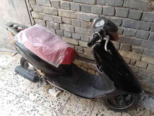 سلام عليكم عندي دراجه عصفوريه60شغاله للبيع باتري جديد كفرات بلاديه كهربائيتهاشغاله  كيلومتربانزين الكل شغال دبل رياضي يرادلهاتلحيضات بسيطه السعر 200وبيهامجال مكاني بغداد الشعب حي سومر ***********اسامه البنداوي
