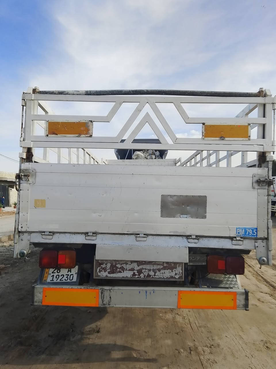 السلام عليكم للبيع بدي للبيع اصفاح 70 قواطع حديد ودبل شاصي حديد سعر ١٧ وبيها مجال.      ‏‪0781 597 6324‬‏
