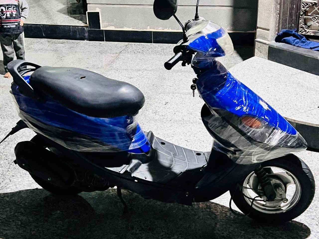 السلام عليكم دراجه تسع زروف للبيع الدراجه كامله مانقصه شي كهربائية كلها  شغاله زوج دبلات جدد زوج تايرات جدد الدراجه بيه شلعه ومعدل فول الدراجه جديده كلش العنوان قضاء المدينه السعر 300 وبيه مجال للطيبين رقم الهاتف ***********
