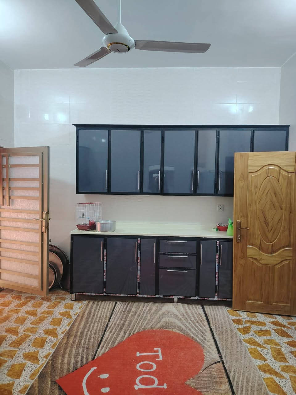 السلام عليكم 
بيت طابو صرف للبيع مساحة ٢٥٠م بصف الركن بالحكم قرب مدرسة 🏫 كندي من جهة ل٣٦
ط١ غرفتين وصالة ومطبخ وبراني وصحيات داخليه وخارجيه 
ط٢ غرفة كبيرة وصالة كبيرة وصحيات 
سنه البناء ٢٠١٤ ترميم قبل كم شهر بالكامل 
السعر  ١٨٠ مليون 
***********
