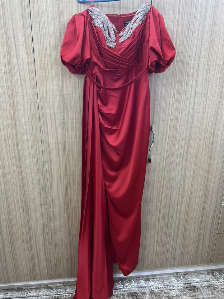 فستان جديد ملبوس مره واحده فقط مغسول ومكوي هم سعره ٥٠ الف مكان كركوك ***********
