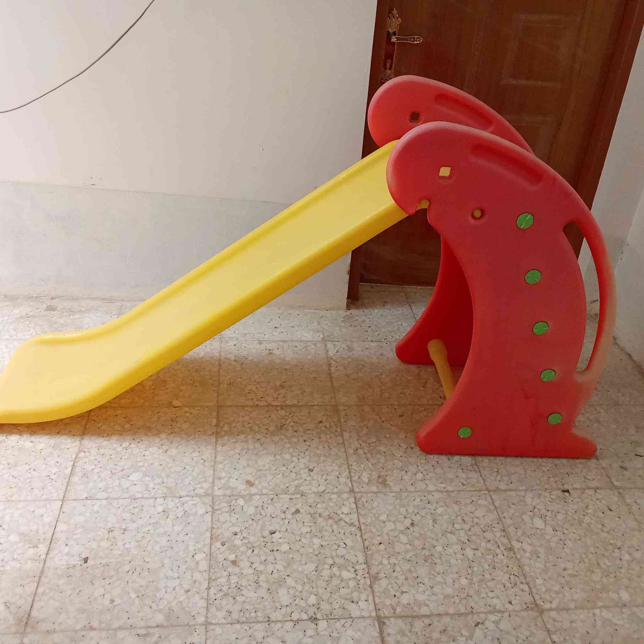 زحليقة اطفال السعر ٥٠ الف كلش قويه ضد الكسر بلاستك مبطنه طبقتين تتحمل وزن عالي العنوان ..نجف  *********** Singapore
