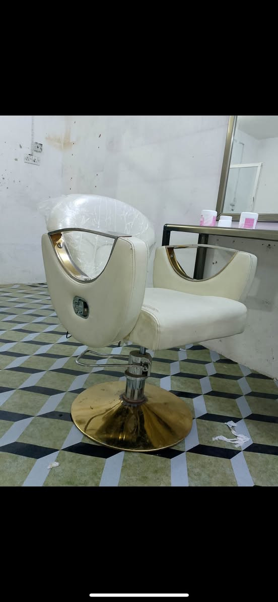 السلام عليكم كراسي حلاقه للبيع سعر الكرسي (٩٠) الاستفسار ***********
