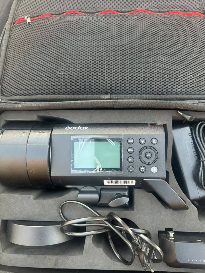 اضاءه AD400pro نضافه 100٪؜ممستعمله  شي بصيط مكاني بغداد واتساب ***********،،،،،،
