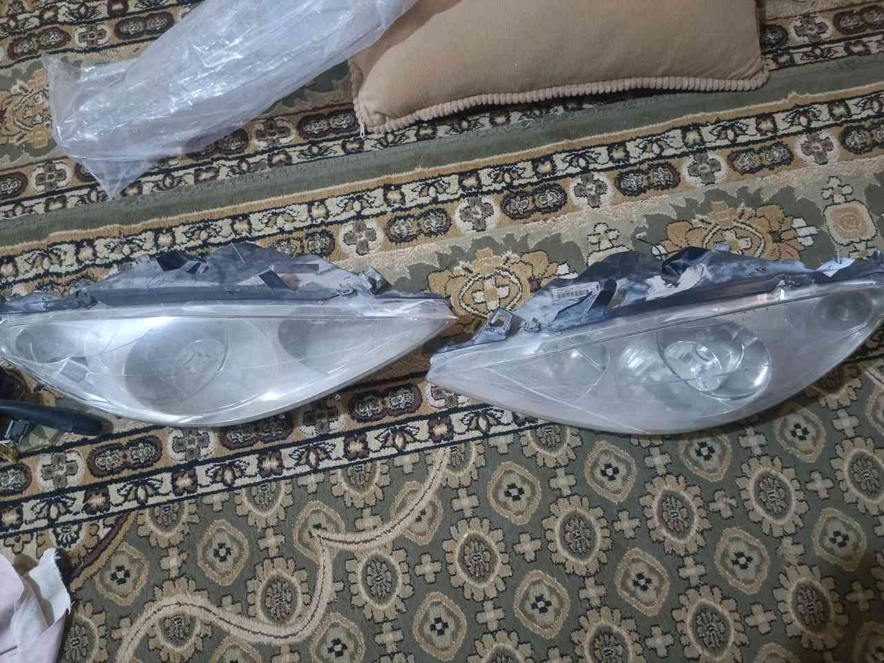 السلام عليكم 
قيم بلي يرضي الله..
غراض بيجيو ٣٠٧ 
زوج بك لايت 
وزوج لايتات مع زوج جام مامستخدم جديد
وزوج يدات اشاره وحده ترهم من موديل ٢٠٠١ إلى ٢٠٠٥
وحده ترهم من موديل ٢٠٠٦ إلى ٢٠٠٩
عنوان السماوة 
هاتف ***********
