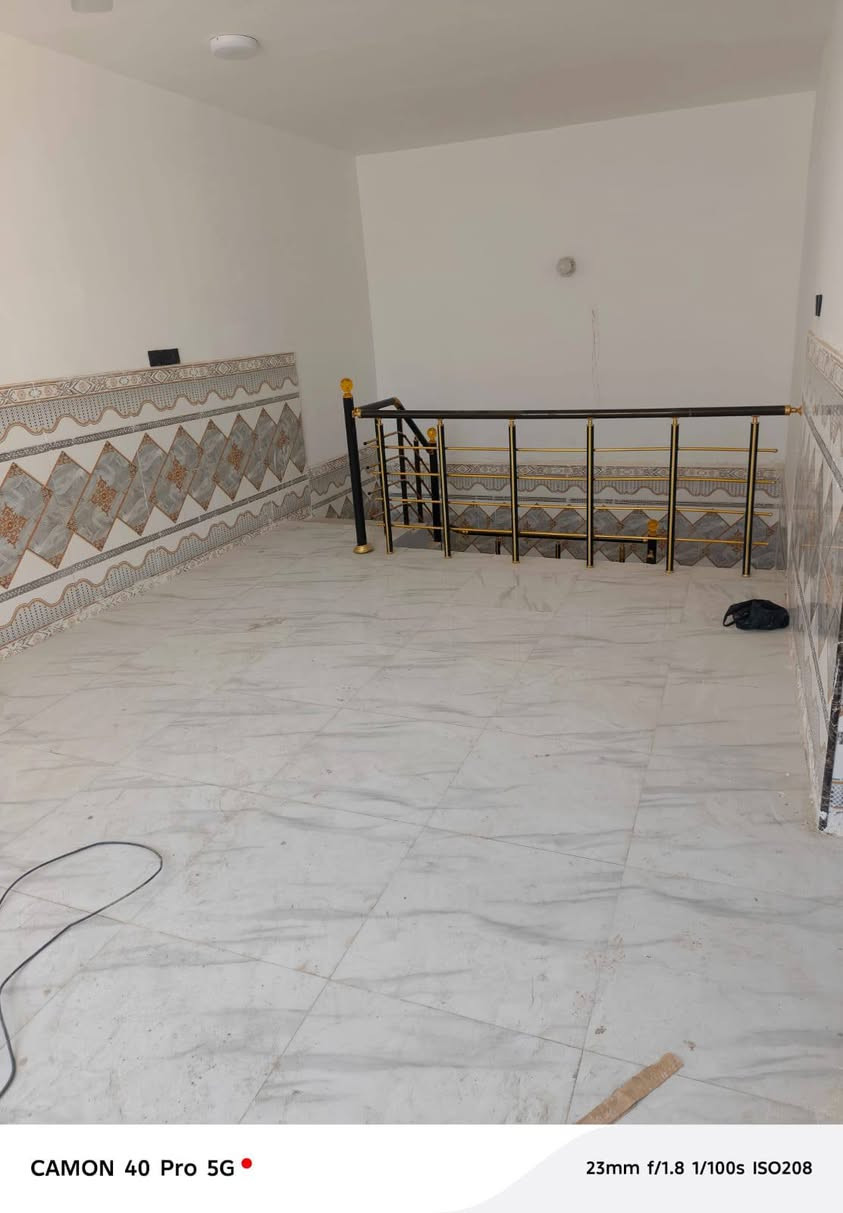 ياالله يارزاق
مكتب عقارات الثقه يتوفر لدينا بيت للايجار في حي الثوره 
١٠٠ متر طابقين مربع البيت جديد يتكون البيت من 
الطابق الاول
( استقبال صاله غرفه وحده مطبخ صحيات ساحه منور)
أما الطابق الثاني 
غرفه وحده . صاله 
ايجاره ٤٠٠ وبي مجال .... دلالية المكتب 50 الف 
للاستفسار يرجى الاتصال على الرقم 
إتصال هاتفي 📱 أو واتساب ***********
