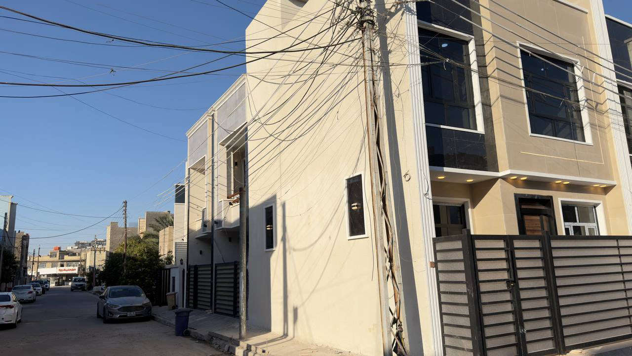 دار للبيع مساحة 5️⃣0️⃣  م ركن 🅿️ حي الجهاد الشارقة مربع الأول 📍

الواجهة الأمامية 🔲 7️⃣ م //

النزال 🔺 7️⃣ م //

بناء 🔨 حديث غير مسكون 💯👍👌

يحتوي الدار 🏠 // غرف نوم 🛌2️⃣ //

+ صحيات 🚾 2️⃣ // مدخلين مطبخ  صالة 

السعر والاستفسار // *********** مكتب العدل للعقارات ☎️
