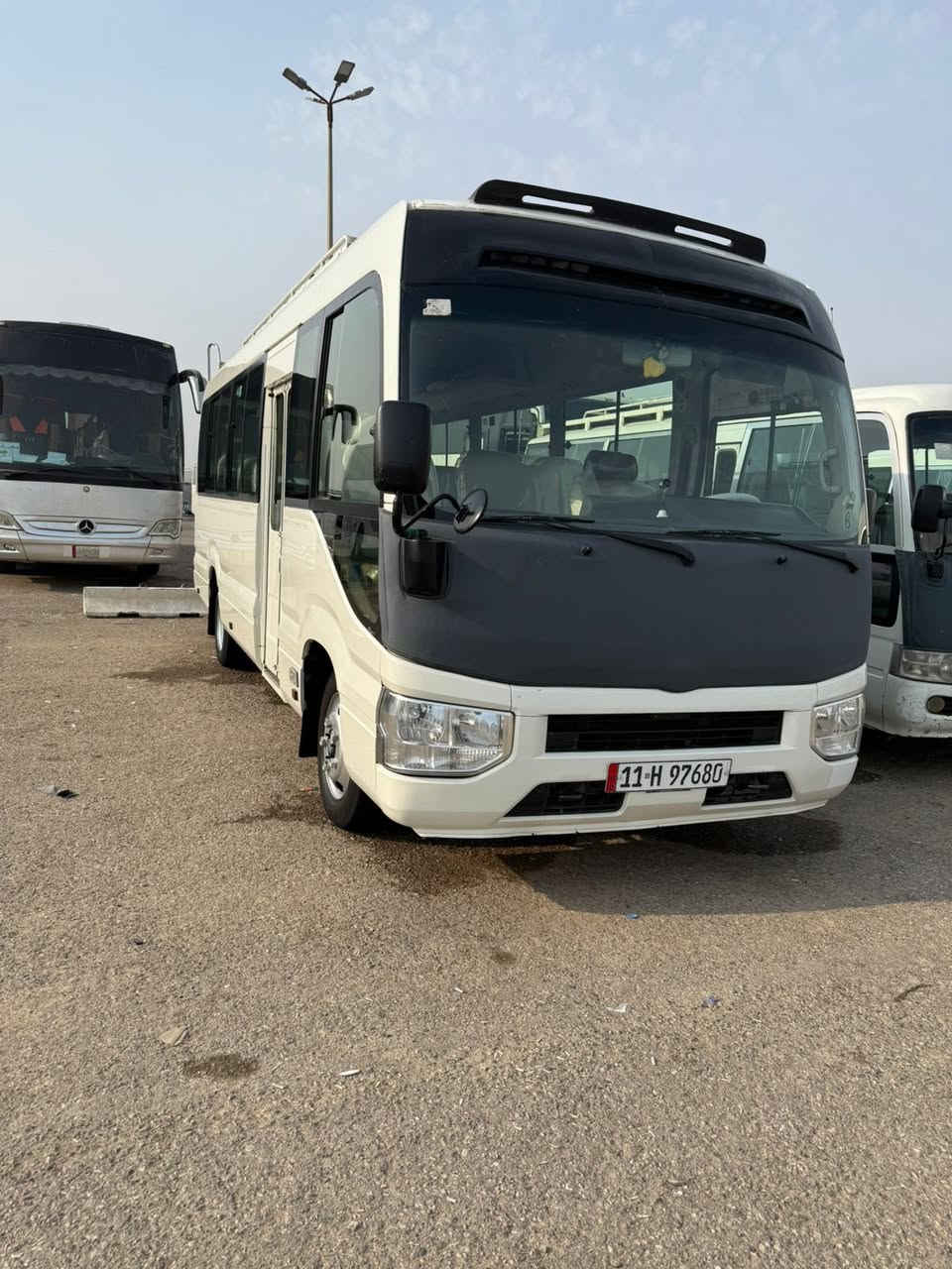 السلام عليكم
للبيع كوستر مديل 2017
السياره بيه مكانات صبغ ابيع من جوه الجام 
كير مكينه كفاله اكسل بي ونه خفيفه 
كامله السياره نقص بس قلاب 
رقم بغداد بسمي تحويل ثاني يوم 
السعر 380 وبيه مجال 
موبايل ***********
مكان السياره بغداد
