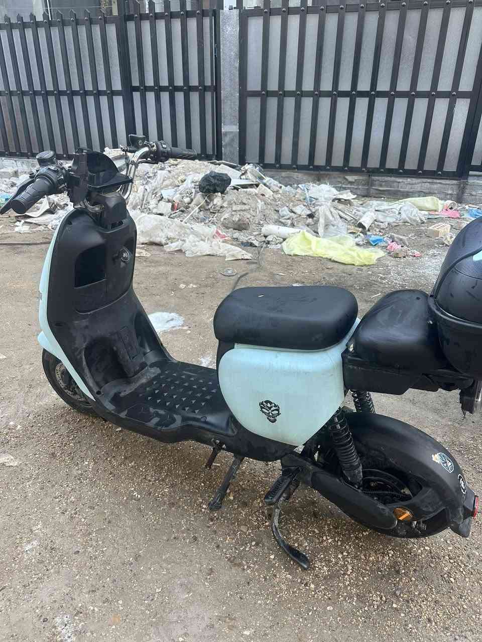 سلام عليكم دراجه شحن الريان البوليس الحجم الوسط الدراجه كامله مكمله وبيه شحن لاسلكي الدراجه جديده وتكمله التفاصيل خاص السعر 300 وبيه مجال حك الجيه العنوان الشالجيه قرب نادي الزوراء الرقم ***********
