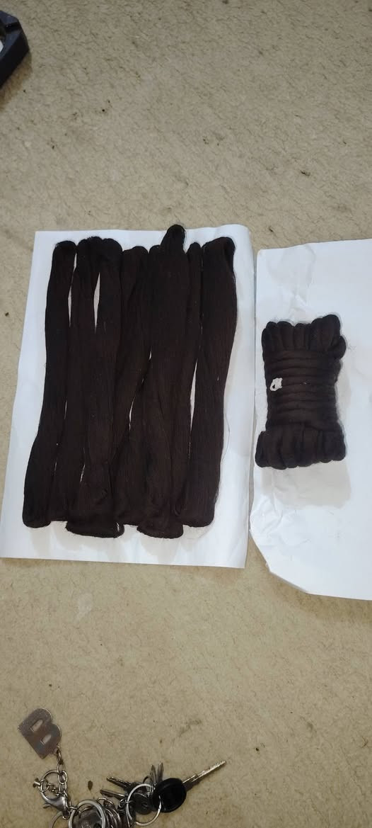 خاجيه غزل صوف لون ابراهيميه ناعمه وحلوه للبيع سعر ٤٠٠ وبيها مجال ***********
