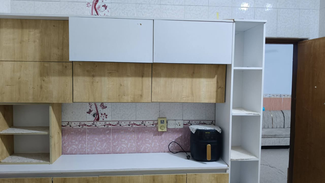 السلام عليكم
كاونتر mdf ثقيل متكون من قطعتين الاولى سنك مرمر طول متر ونص 
قطعة ثانية كبيرة طول 2متر و40 سم وارتفاع 2 متر و20سم  متكونة من طابقين طابق الاعلى من ستة رفوف نظام جكات ولمس وطابق الاسفل خانتين كبير وثلاث مجرات 
مع ملحق صغير للعرض
سعر 550 الف 
كربلاء 
***********
