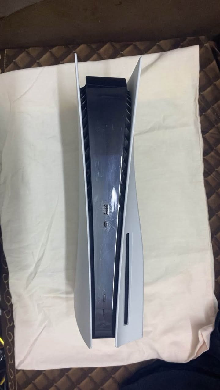 للبيع جهاز PlayStation 5 (نسخة الفات)، الجهاز نظيف جداً ومستعمل استعمال قليل، كأنه جديد. اللي يدور على النظافة والشي المرتب هذا هو الجهاز المناسب! مواصفات الجهاز:
✅ سعة التخزين: 1 تيرابايت (1TB).
✅ الجهاز بحالة ممتازة (خالٍ من أي عيوب أو أعطال، فحص وشغل).
✅ مرفق معه يدتين تحكم (أصليتين وبحالة ممتازة). معلومات إضافية:
📍 المكان: بغداد - مدينة الصدر - شارع الفلاح.
📱 للتواصل والاستفسار يرجى مراسلتي عبر الواتساب على الرقم: ***********
